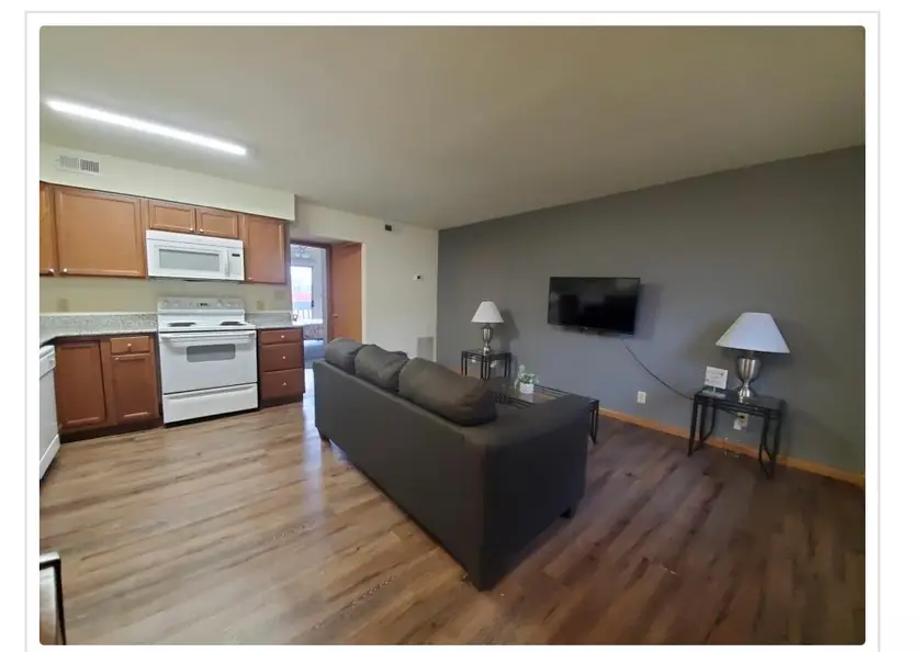 Private room at 705 S 1st St, Champaign, IL 61820, photo 2 of 6