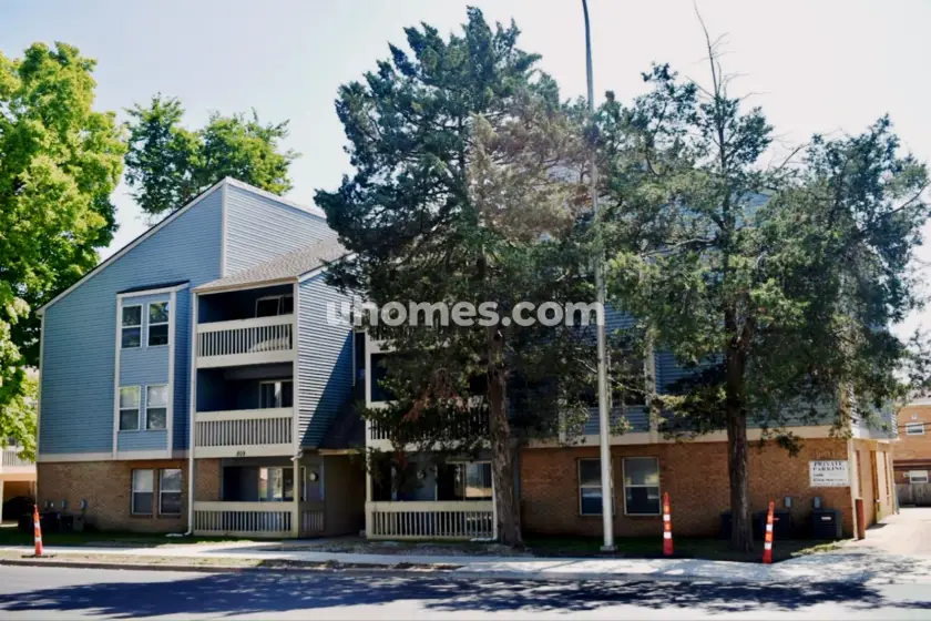 Room photo, 809 W Springfield Ave, Urbana, IL 61801